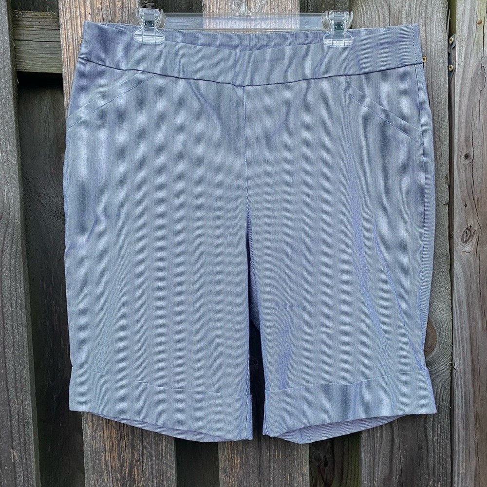 Kim Rogers Pinstriped navy blue & white Stretch Bermudas Preppy Golf cuf…